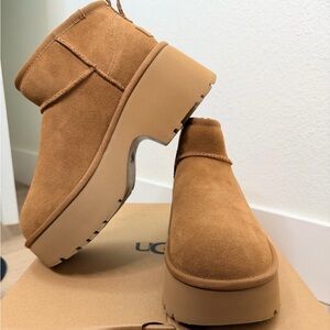 NEW ✨ UGG Women's Brown Suede Platform Mules | US 9